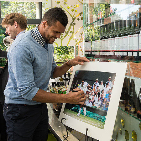 Jo-Wilfried Tsonga signing Duncan's print, 18.06.2014.